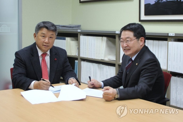 장석춘 자유한국당 의원(左), 백승주 의원. (사진=연합뉴스)