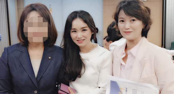 나다은 씨(가운데)와 김세연 자유한국당 중앙차세대여성위원장(우). (사진 = 자유한국당 제공)