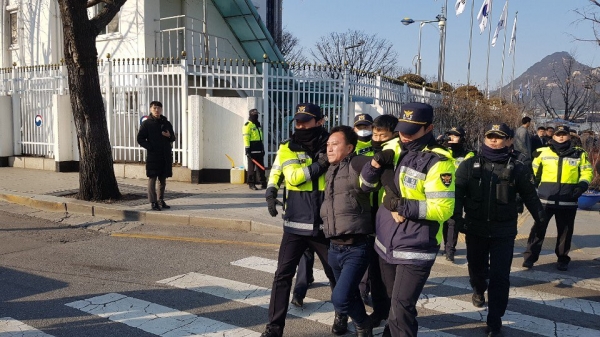 탈북민 이동현 씨가 경찰에 연행되고 있다(사진-관계자 제공)
