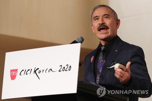 지난 14일 오후 서울 강남구 코엑스인터컨티넨탈호텔에서 열린 '2020 한국이미지상 시상식'(CICI Korea 2020)에서 해리 해리스 주한 미국 대사가 축사를 하고 있다(연합뉴스)