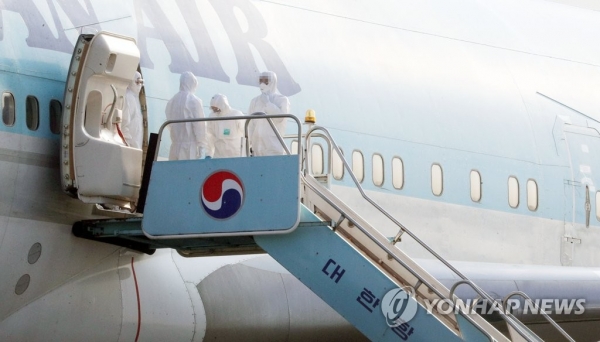 중국 우한에서 온 관계자들이 31일 오전 김포공항에 착륙한 전세기에서 내리고 있다. (사진 = 연합뉴스)