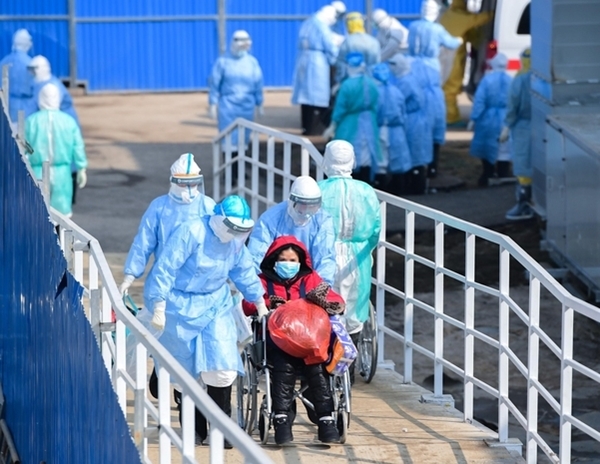 중국 우한에 마련된 화선산 병원으로 들어가는 우한폐렴 환자.출처 : http://news.chosun.com/site/data/html_dir/2020/02/07/2020020700586.html