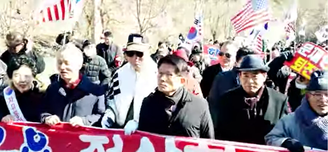 자유통일당 김문수 대표가 18일 성주사드기지 진입로에서 당원 및 시민들과 기지 입구를 향해 이동하고 있다.