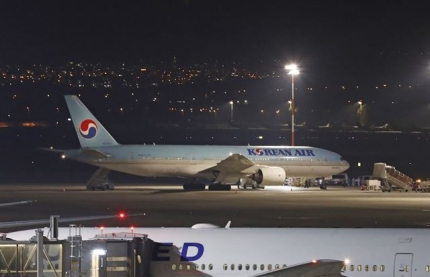이스라엘 방역 당국의 입국 금지조치로 한국 국적기가 22일 텔아비브 공항에 도착하고서도 승객들이 내리지 못한 채 발이 묶여 있다. (사진 = 연합뉴스)