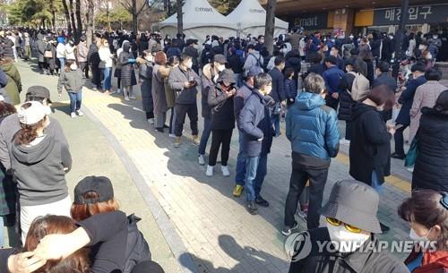 24일 오전 대구 수성구 이마트 만촌점에서 시민들이 마스크를 사기 위해 줄지어 서 있다./연합뉴스