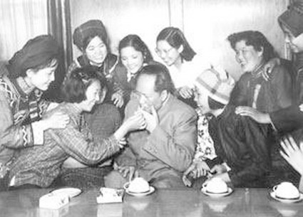 1950년 많은 여성들에 둘러싸여 담뱃불을 붙이는 모택동