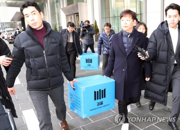 19일 검찰 관계자들이 서울 여의도 IFC 내의 라임자산운용을 압수수색하고 압수물을 차로 옮기고 있다./연합뉴스