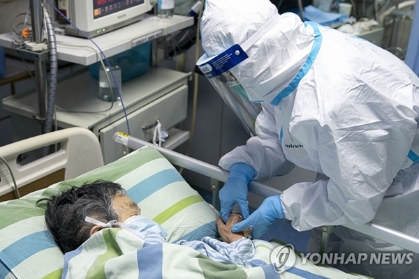 지난 1월24일 중국 후베이성 우한대학 중난병원의 집중치료실에서 보호복을 입은 의료진이 신종 코로나바이러스 감염증(일명 우한 폐렴) 확진 환자를 돌보고 있다.(사진=연합뉴스)<br>