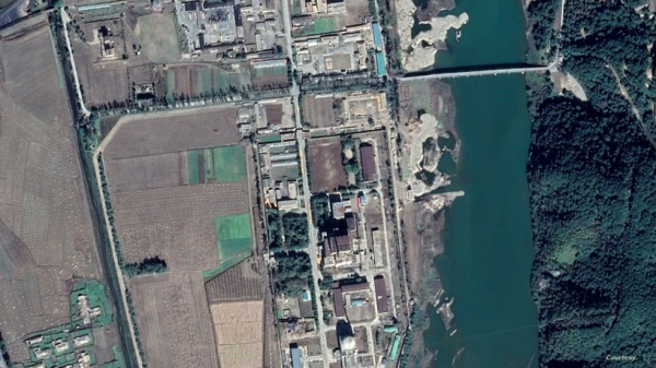 지난해 10월 영변 핵 시설을 촬영한 위성사진. 강변에서 굴착작업과 차량들 움직임이 포착됐다(VOA)