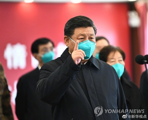 뒤늦게 진앙지 우한을 찾은 시진핑 주석. 이번 우한 코로나 바이러스 사태에 대한 관료적 대응으로 중국 공산당은 리더십을 완전 상실했다(사진 연합뉴스).
