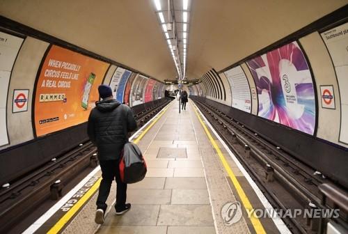 우한폐렴으로 텅 빈 런던 지하철역. (사진  = 연합뉴스)