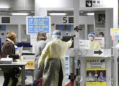 일본 정부의 입국 제한 조치가 시행된 첫날인 지난 9일 인천공항에서 나라타공항으로 들어온 승객이 입국 심사대에서 안내를 받고 있다.