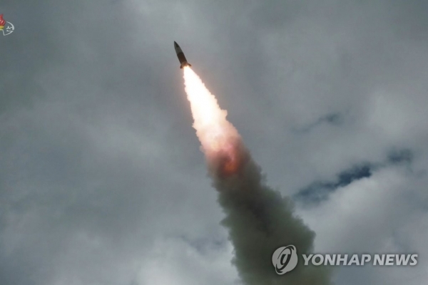 2019년 8월 16일 '북한판 에이태킴스'로 불리는 단거리 탄도미사일이 표적을 향해 비행하는 모습. [연합뉴스]
