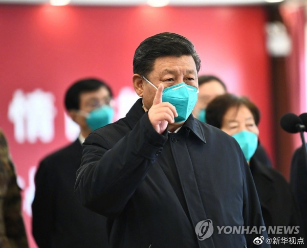 시진핑 중국 국가주석이 우한 훠선산(火神山) 병원을 방문해 우한폐렴 환자 및 의료진을 화상을 통해 격려하고 있다. (사진 = 연합뉴스)