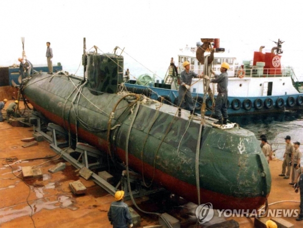 1998년 6월, 속초 앞바다로 침투 도중 꽁치 그물에 걸려 우리 해군에 노획된 북한 유고급 잠수정. 해군은 이 잠수정의 성능이 엉망진창이란 사실을 알고 "북한 잠수정은 떠다니는 깡통"이라고 우습게 보다가 천안함 격침이라는 비극을 맞았다.