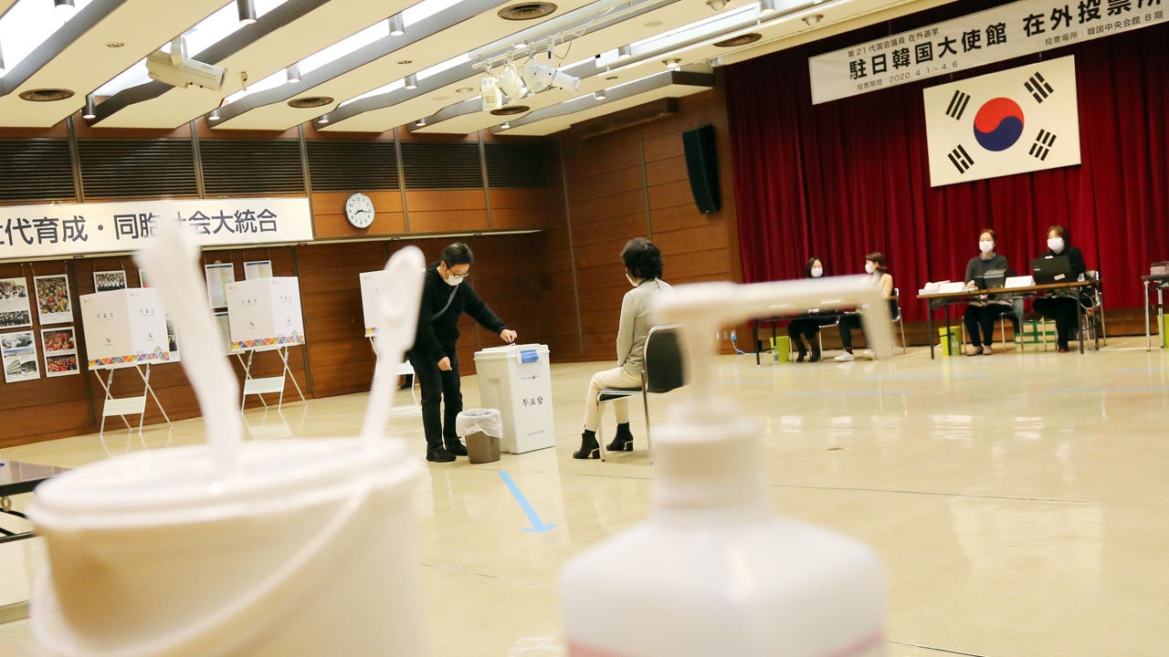 제21대 국회의원 재외선거 첫날인 1일 오전 일본 도쿄도 미나토구 한국중앙회관에 설치된 재외투표소에서 유권자가 투표함에 투표용지를 넣고 있다. (사진=연합뉴스)