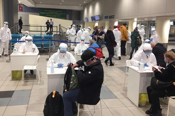 진나 7일, 러시아 모스크바 도모데도보 국제공항에서 방역복을 갖춘 검사 요원들이 입국자들을 상대로 중국발 우한폐렴 검사를 진행하고 있는 모습.(사진=로이터)