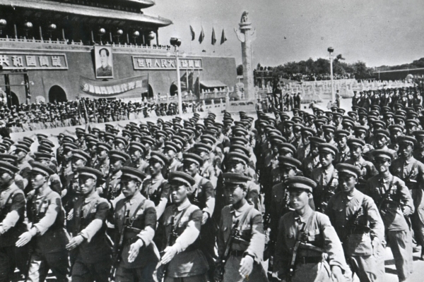 1950년 모택동의 초상화가 걸린 천안문 광장에서 행진하는 "인민해방군." 군사권력은 모택동 권력의 요체였다. 모택동은 군사권력을 계속 유지할 수 있었기에 문화혁명을 일으켜 국가행정의 실권을 되찾을 수 있었다.