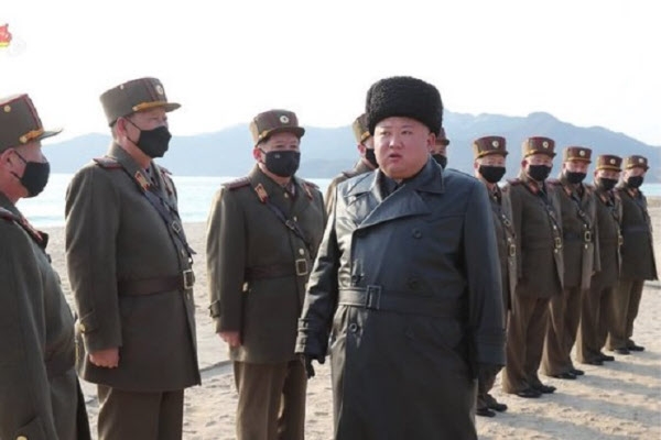 북한 김정은이 지난달 12일 포병부대들의 포사격대항경기를 지도하고 있다. 마스크를 쓴 북한군 지휘관들의 모습이 보인다. (사진 = 조선중앙TV 캡처)