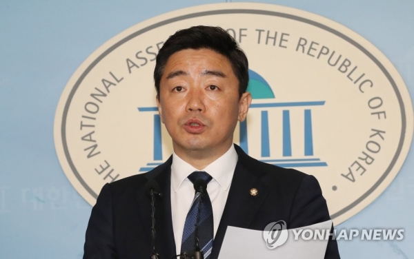더불어민주당 강훈식 수석대변인이 2020년 3월 9일 오후 서울 여의도 국회 정론관에서 현안 브리핑을 하고 있다