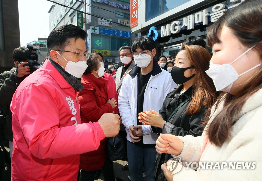 년 지지자들 만나는 황교안제21대 국회의원 선거운동이 시작된 4월 2일 서울 종로구 평창동 거리유세에서 미래통합당 종로 황교안 후보가 청년들과 인사하고 있다.