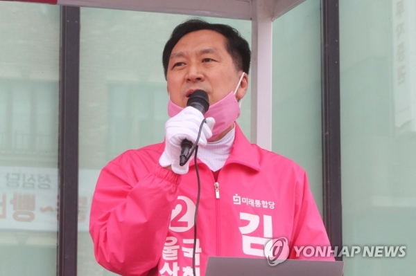 울산 남구을 김기현 미래통합당 후보가 11일 오후 대전 중구에서 이은권 후보 지지를 호소하며 거리유세를 하고 있다. (사진=연합뉴스)