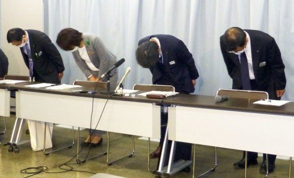 일본 아이치현 관계자들이 지난 12일 밤(현지시간) 나고야에서 기자회견을 열고 잘못 발표한 신종 코로나바이러스 감염증(코로나19) 검사 결과에 대해 머리 숙여 사과하고 있다