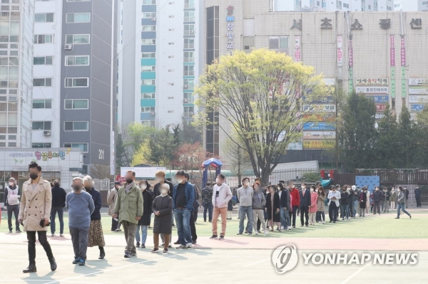 제21대 총선 투표일인 15일 오전 서울 서초구 원명초등학교 투표소에서 시민들이 투표 순서를 기다리고 있다. (사진=연합뉴스)