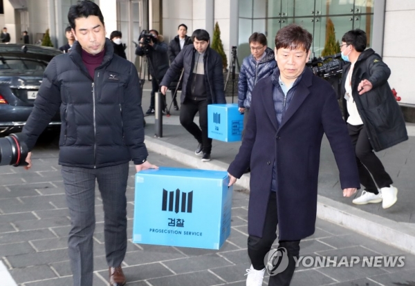 2월 19일 검찰 관계자들이 서울 여의도 IFC 내의 라임자산운용을 압수수색하고 압수물을 차로 옮기고 있다./연합뉴스
