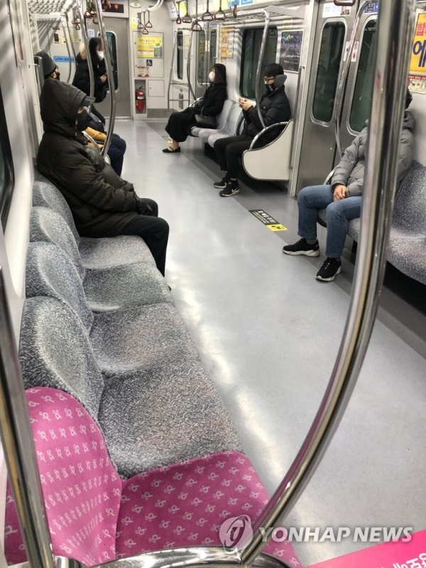 사회적 거리두기가 시행되면서 출퇴근길 지하철이 한산한 모습. (사진 = 연합뉴스)