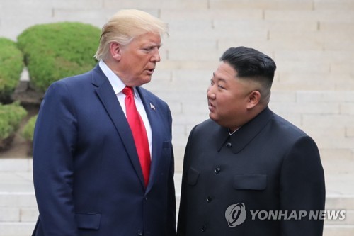 지난해 6월 판문점에서 만난 트럼프 미국 대통령(왼쪽)과 김정은(연합뉴스)