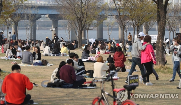 사회적 거리두기가 진행 중인 지난 15일 한강공원을 찾은 시민들. (사진=연합뉴스)