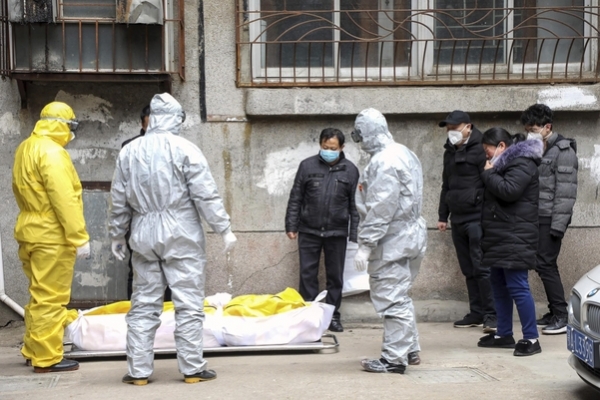 중국 후베이성 우한에서 장례업체 직원들이 우한 코로나로 사망한 것으로 추정되는 주민의 시신을 수습하고 있다.(사진=연합뉴스)