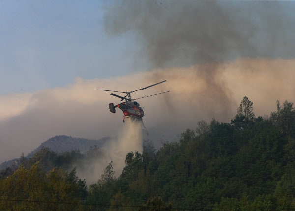 2일 오전 강원 고성군 토성면 산불 현장에 투입된 헬기가 물을 뿌리며 진화작업을 벌이고 있다. (사진=연합뉴스)