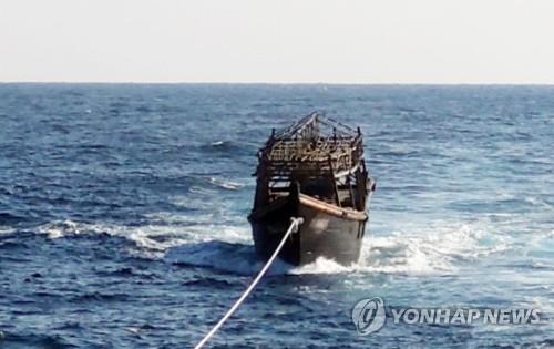 2019년 11월 8일 오후 해군이 동해상에서 북한 목선을 북측에 인계하기 위해 예인하고 있다. 해당 목선은 북한 주민 2명이 승선했던 목선으로, 탈북 주민 2명은 전날 북한으로 추방됐다. (연합뉴스)