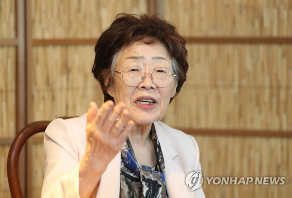 일본군 '위안부' 피해 생존자인 이용수 할머니가 7일 오후 대구시 남구 한 찻집에서 열린 기자회견에서 수요집회를 없애야 한다고 주장하며, 집회를 주관하는 정의기억연대를 비판하고 있다