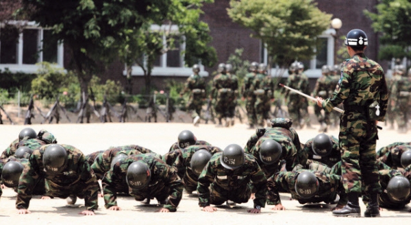 육군훈련소에서 신병 훈련을 받고 있는 훈련병들.(사진=연합뉴스)