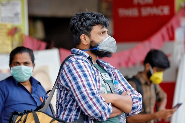 인도 남부 고치시(市)에서 한 시민이 마스크를 착용하고 있는 모습이 카메라에 담겼다.(사진=로이터)