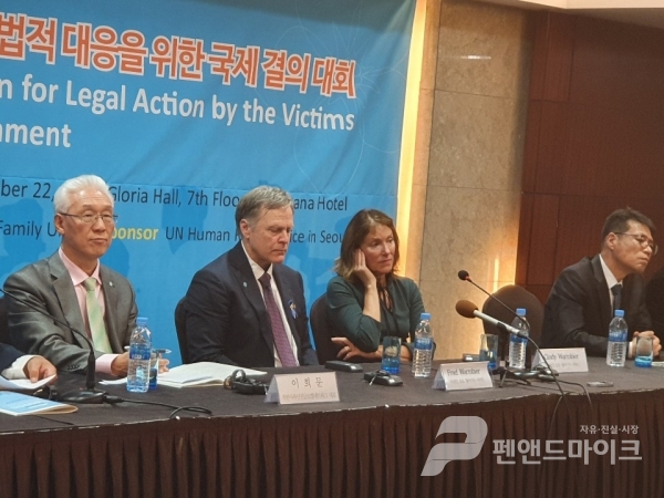 2019년 11월 22일 서울에서 열린 '북한의 납치 및 억류 피해자들의 법적 대응을 위한 국제 결의 대회'에 참가한 웜비어 부부(사진=양연희)