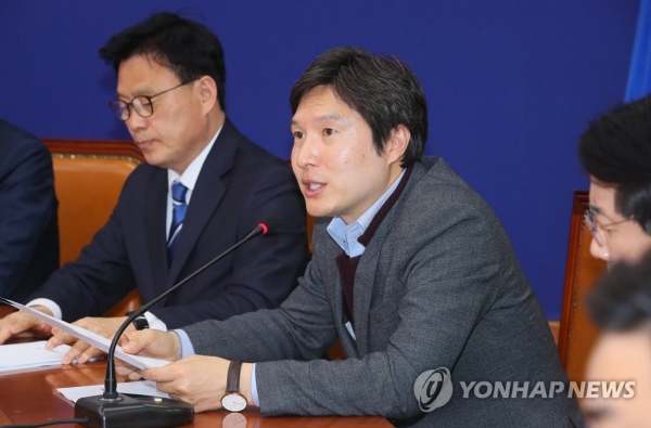 더불어민주당 김해영 최고위원이 4월 20일 국회에서 열린 최고위원회의에서 발언하고 있다.