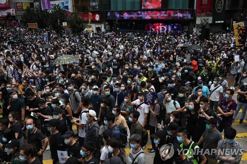 홍콩보안법' 반대하며 거리로 쏟아져나온 홍콩 시민들중국 전국인민대표대회(전인대)가 홍콩 의회 대신 '홍콩 국가보안법'(홍콩보안법)을 직접 제정하려 하자 반발한 홍콩 시민들이 24일 번화가인 코즈웨이베이로 몰려나와 시위를 벌이고 있다.