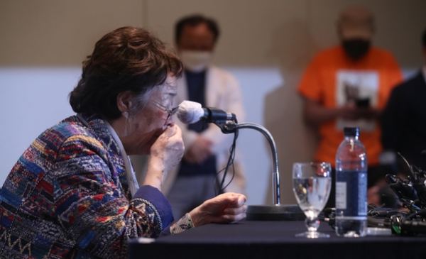 일본군 위안부 피해자 이용수(92) 할머니가 25일 오후 대구 수성구 만촌동 인터불고 호텔에서 기자회견을 하고 있다./연합뉴스