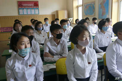 평양 용왕 중학교 학생들이 3일 마스크를 착용하고 수업에 참석했다(VOA).