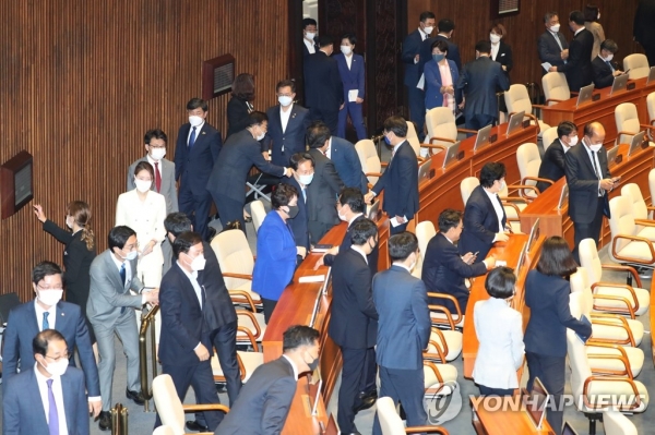 5일 21대 국회 첫 본회의가 열린 가운데 의원들이 입장하고 있다.(사진=연합뉴스)