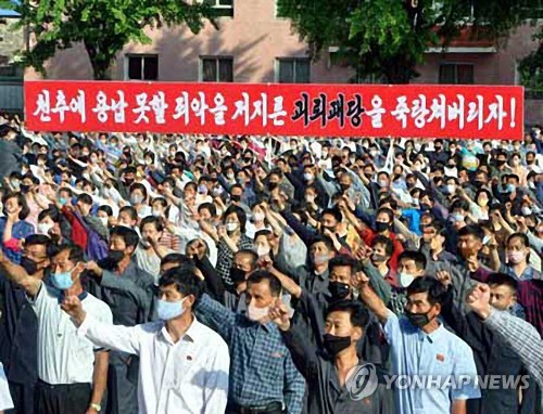 북한이 탈북민 단체의 대북전단 살포와 남한 정부의 대응을 강하게 비난하는 가운데, 노동계급과 직맹원들의 항의군중집회가 지난 7일 개성시문화회관 앞마당에서 진행됐다고 노동신문이 8일 보도했다.(연합뉴스)