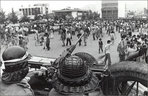 1980년 5.18 광주사태 당시 무장한 광주 시민군과 시민들의 모습.