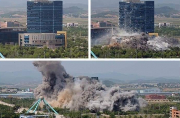 16일 오후 2시50분경 폭파되고 있는 개성 남북연락사무소.(사진=온라인 커뮤니티 캡처)
