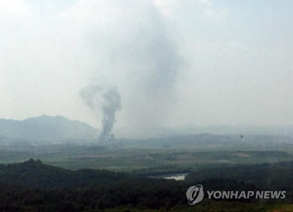 북한이 16일 오후 2시49분 개성 공동연락사무소 청사를 폭파한 것으로 알려진 가운데 검은 연기가 피어오르고 있다.(연합뉴스)