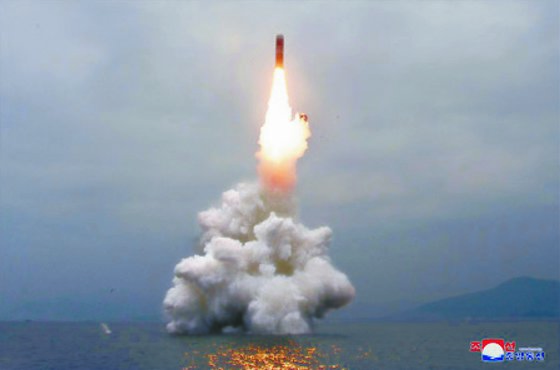 북한이 지난해 10월  동해 원산 앞바다에서 잠수함용 탄도미사일(SLBM) 북극성-3을 발사하고 있다. 이 미사일은 고도 910㎞로 450㎞를 비행했지만, 최대 8000㎞까지 확장할 수 있다.
