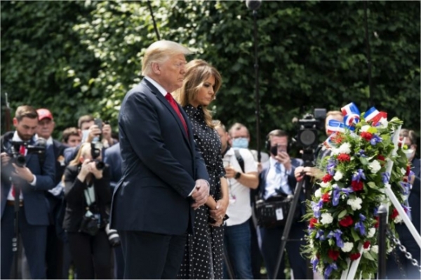 워싱턴DC 한국전기념비 앞에서 묵념하는 트럼프 대통령 내외. (사진=연합뉴스)